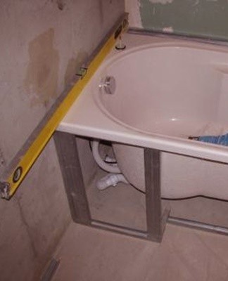 It is not recommended to install glass or mirror models in the bathroom.