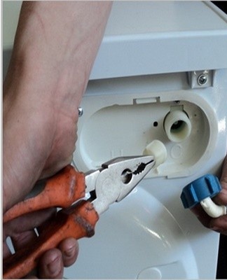 A filter is installed in the inlet pipe, which cleans the water of debris particles.