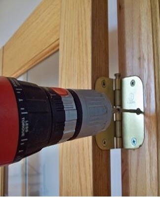 In some cases, it is enough to lift the door to remove it from the axes.