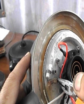 Having reached the heating element of the kettle, slightly pulling on the terminals, they check the reliability of the contacts.