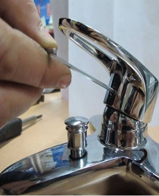 Before installation, the new joint is treated with a mastic to make the fixing more reliable.