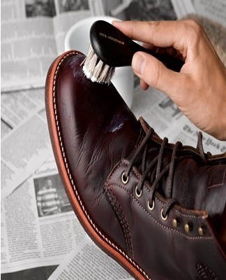 To prolong the life of your leather shoes, it is best to clean them after each outing.