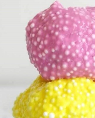 He kneads with his hands so that the last component is connected to the total mass.