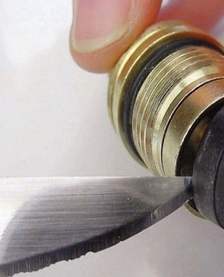 Sometimes the leak is not related to a structural failure, but to the ingress of a large amount of foreign particles into the mixer.