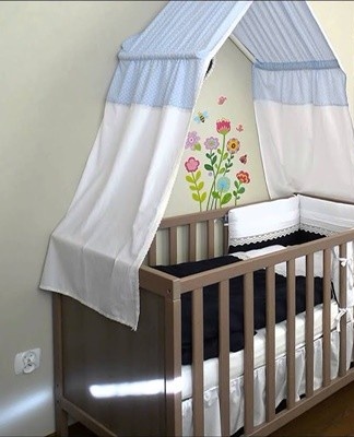 You can plant openwork or dense fabrics in wide strips or loops, making them the main decor of the canopy.