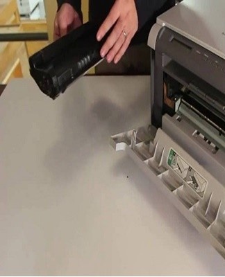 Sometimes, even after cleaning the nozzle plate, the locks do not allow fluid to pass well.