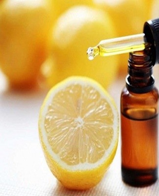 A mixture of lemon juice with vegetable or olive oil in equal proportions is also suitable for treating damaged furniture.