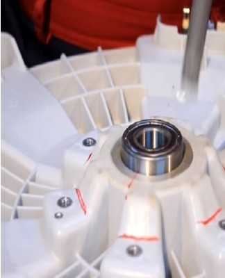To carry out work on the replacement of the bearing, it is recommended to remove the casing of the washing machine