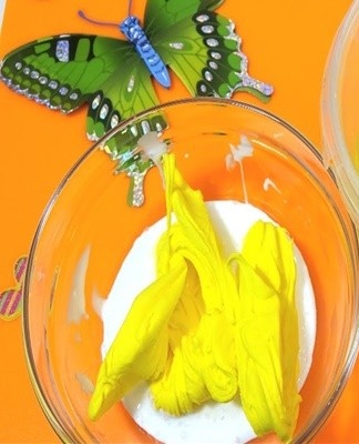 No less common is the method of making slime with the addition of gelatin.