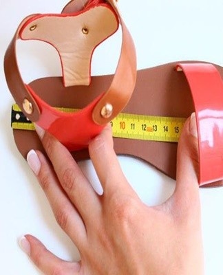 To reduce the size of your sandals or sandals, it is best to take them to a professional shoemaker.