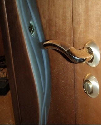 When the handle does not return to its original position after being pressed, this indicates a malfunction of the spring.