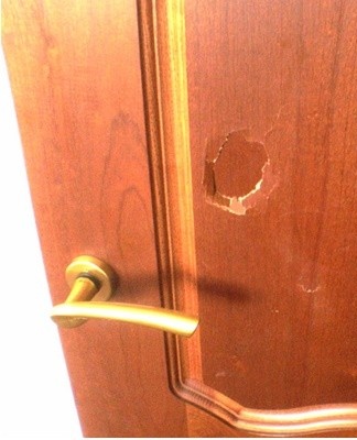 The stages of restoration work depend on the purpose for which the door is repaired, as well as on the type of defects to be repaired.