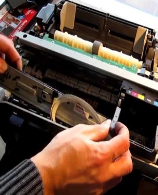 When the cartridge is installed, you can close the lid of the device and connect it to the power source.