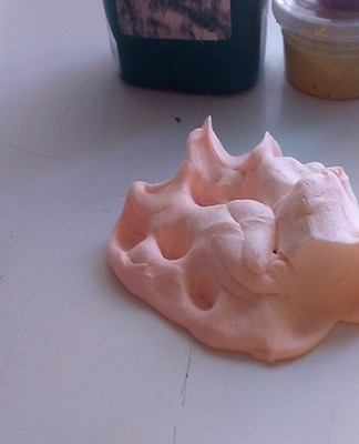 The mud spreads easily on the surface of the hands or on various surfaces.