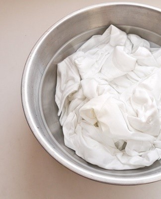 Oxygen is a solution for soaking white linen.