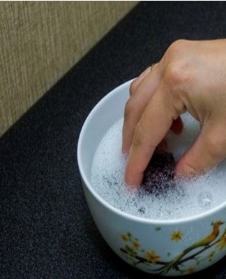 The cloth is moistened in the composition, wrung out and applied to the monitor.