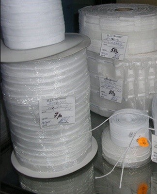 The cotton ribbon is first subjected to heat treatment (hot water, iron), then cut to the desired length.