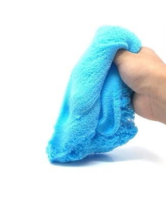 After squeezing, a foamy substance necessary for the preparation of the slime is obtained.