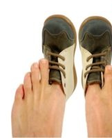 20 best ways to quickly stretch your shoes at home