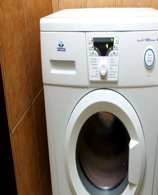 The F9 error code indicates a malfunction in the tachometer sensors that count engine speed.