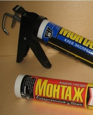 To gently remove glue stains from wallpaper, you need to be extremely careful.