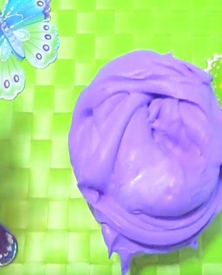 You can give your slime extra elasticity with regular shaving foam and starch.