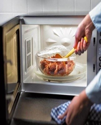 If the repair did not give the correct result, or if the plug melts, it is necessary to make sure that the magnetron is in good condition and that the vacuum is maintained.