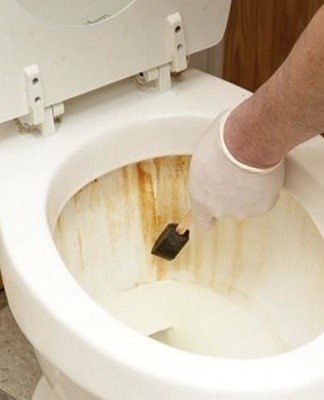 In the fight against yellow plaque, bleaching agents are used, for example, Cilit Bang.