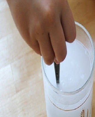  We mix a tablespoon of laxative with a glass of water and send to the microwave.