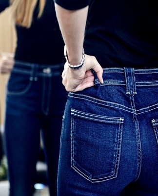 If the jeans are wide in the waist and waist, the seams will need to be whipped wide.