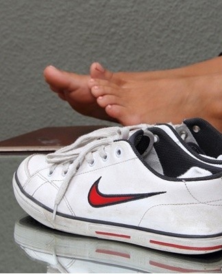 It is important to pay particular attention to the inside of the sneaker, which is brushed before washing.