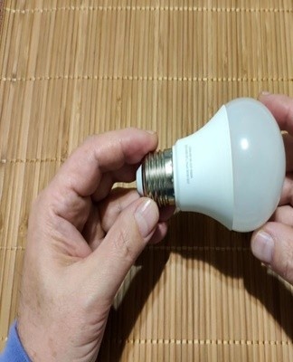 Do not squeeze the bulb tightly or twist the bulb sharply - the glass will shatter and you will cut your hand.