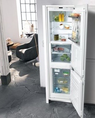 The optimum distance between the back of the box and the adjacent wall is about 5 cm.