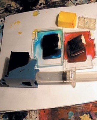 Over time, this joint gets dirty and you need to clean it of paint.