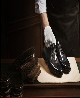 Lacquered shoes look very stylish, but at the same time capricious.