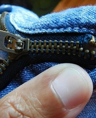 The zipper will diverge at the bottom if a detachable zipper stopper with a pin slot has flown out