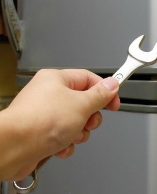 Reasons why the refrigerator may leak from the bottom and what to do about it