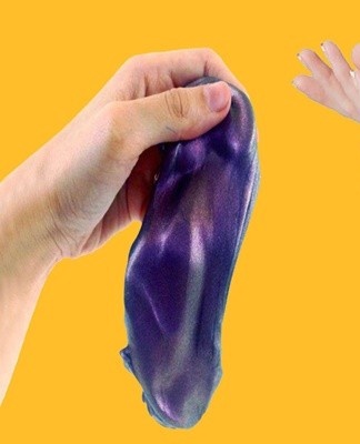 They take a large mass in their hands and begin to knead it intensely with their fingers.