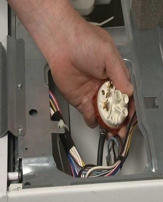 However, the most common cause is considered to be a malfunction of the pressure switch.