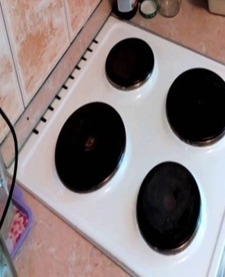 It is strictly forbidden to use metal brushes and even brushes to clean encrusted grease.