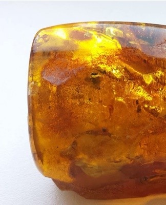 Amber jewelry should only be worn after applying cosmetics.