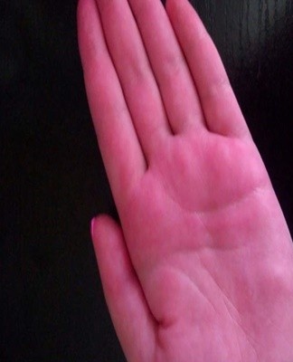 If the mud gets your hands dirty, the excess paint can be washed off with water.