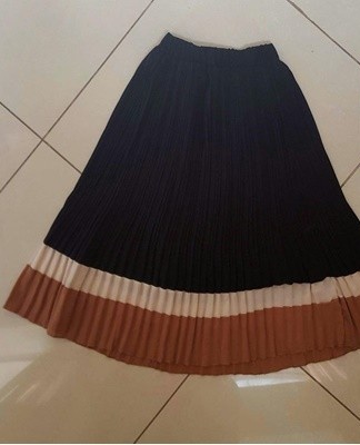 In order for the pleated skirt to retain its shape, it is recommended to dry it naturally.