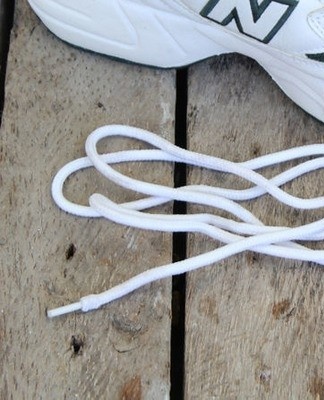 Various types of whiteness whitening shoelaces well, you can use Domestos solution.