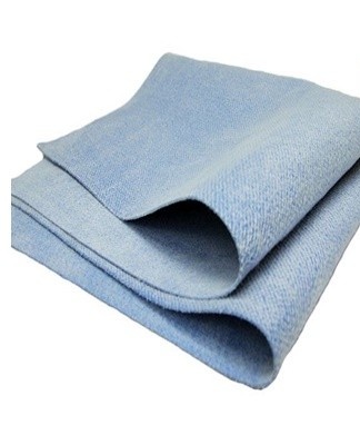 The synthetic fabric napkin has a porous structure and a relief pattern.