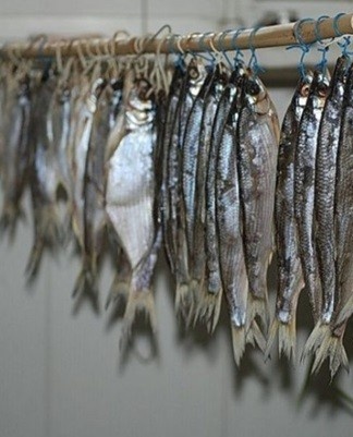 How and how much to store dried fish at home so that it does not dry out