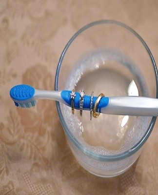 Cleans jewelry from impurities with slurry, which is prepared from water, chalk and soap crushed on a grater