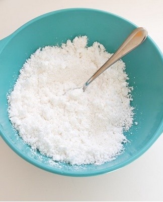  If the baking soda does not dissolve completely when heated, the clothes will become covered with white spots during the wash.