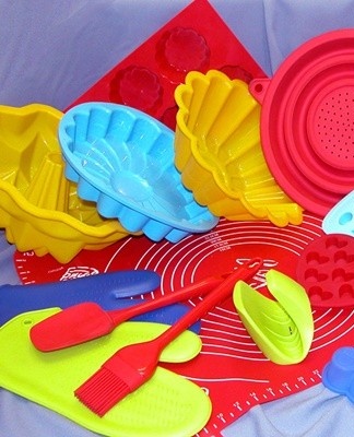 The dough in the silicone molds very rarely burns, but if this happens, you can not rub the food with a brush, scrape it with a knife.