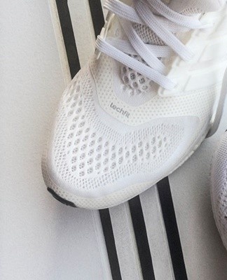  Clean shoes should be greased with cream and polished with a velvet cloth to shine.